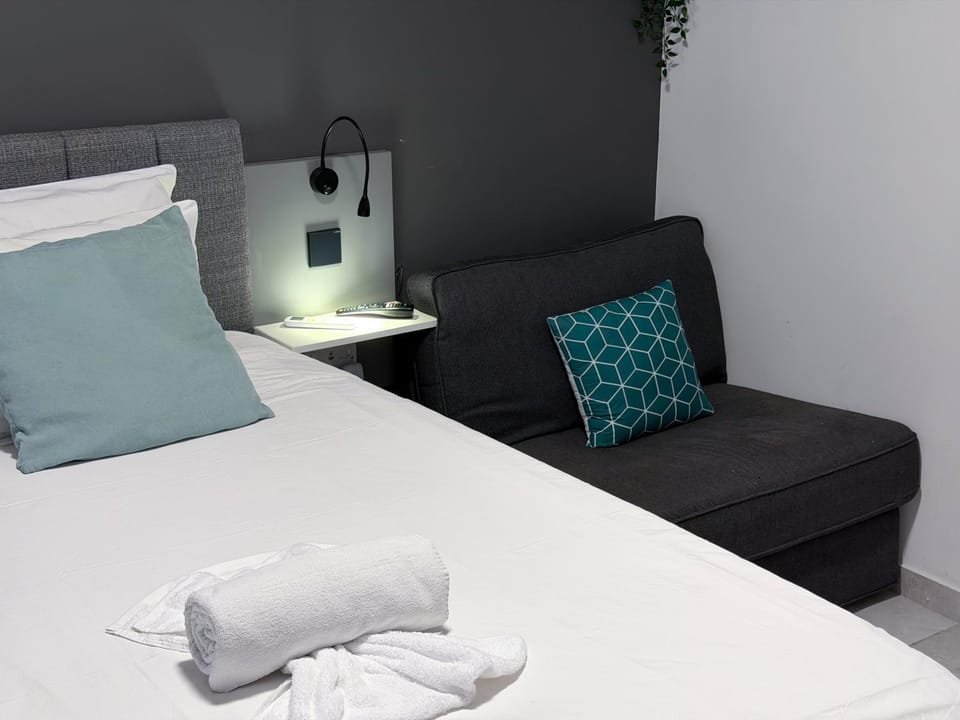 Bed, Living room, Bedroom, towels