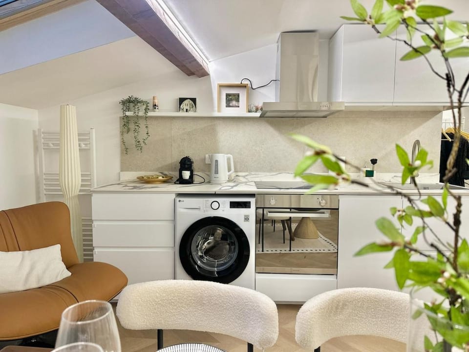 Coffee/tea facilities, Living room, Dining area, oven, pet friendly, stove, washing machine