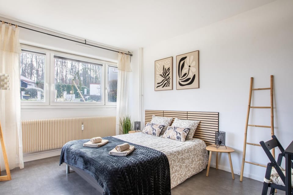 Bed, Photo of the whole room, Bedroom, towels