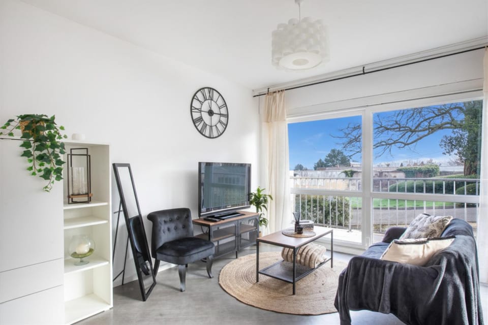 Patio, Communal lounge/ TV room, Day, TV and multimedia, View (from property/room), Balcony/Terrace, Living room, Seating area, Dining area, internet