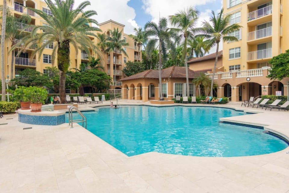 Swimming pool, sunbed