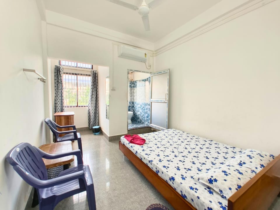 Photo of the whole room, air conditioner