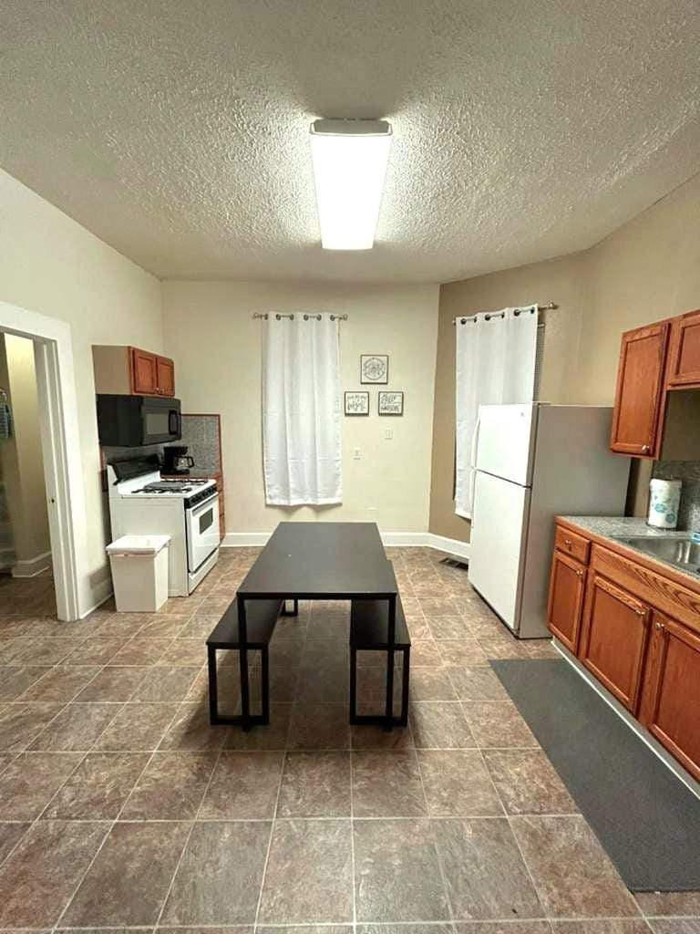 Free Parking Steps To Mass Ave & Art District Apartment in Indianapolis