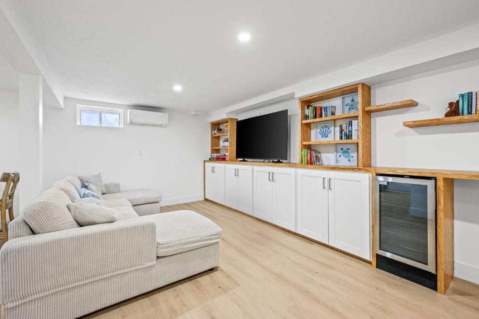 Coastal Retreat with pool and walk to beach House in Sandwich