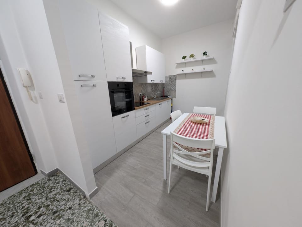 Kitchen or kitchenette, oven, kitchen