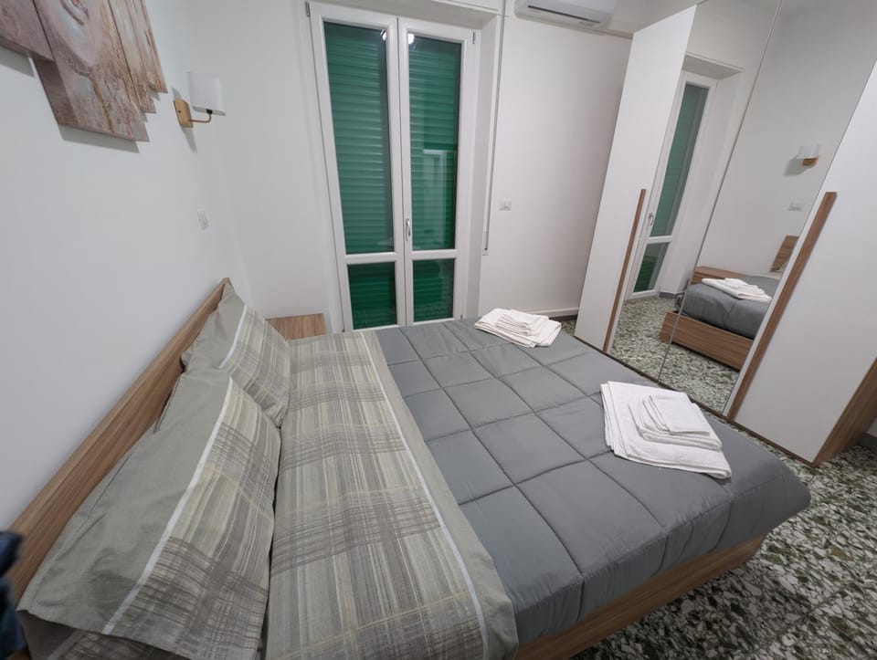 Bedroom, wardrobe, air conditioner