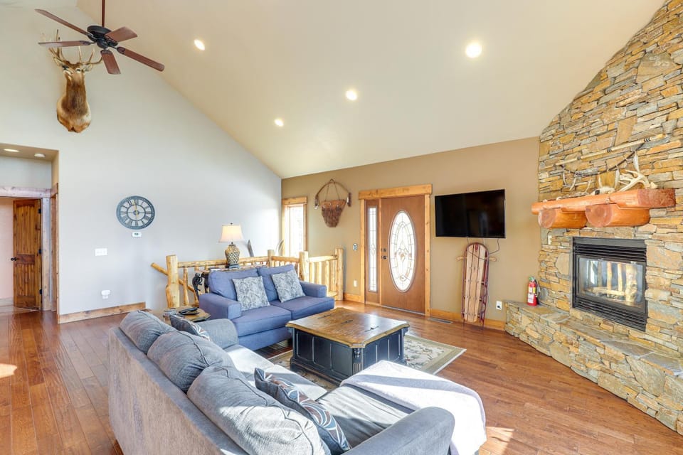 1 Mi to Terry Peak! Black Hills Cabin Hideaway Cabin in North Lawrence