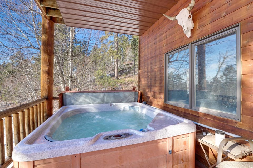 1 Mi to Terry Peak! Black Hills Cabin Hideaway Cabin in North Lawrence