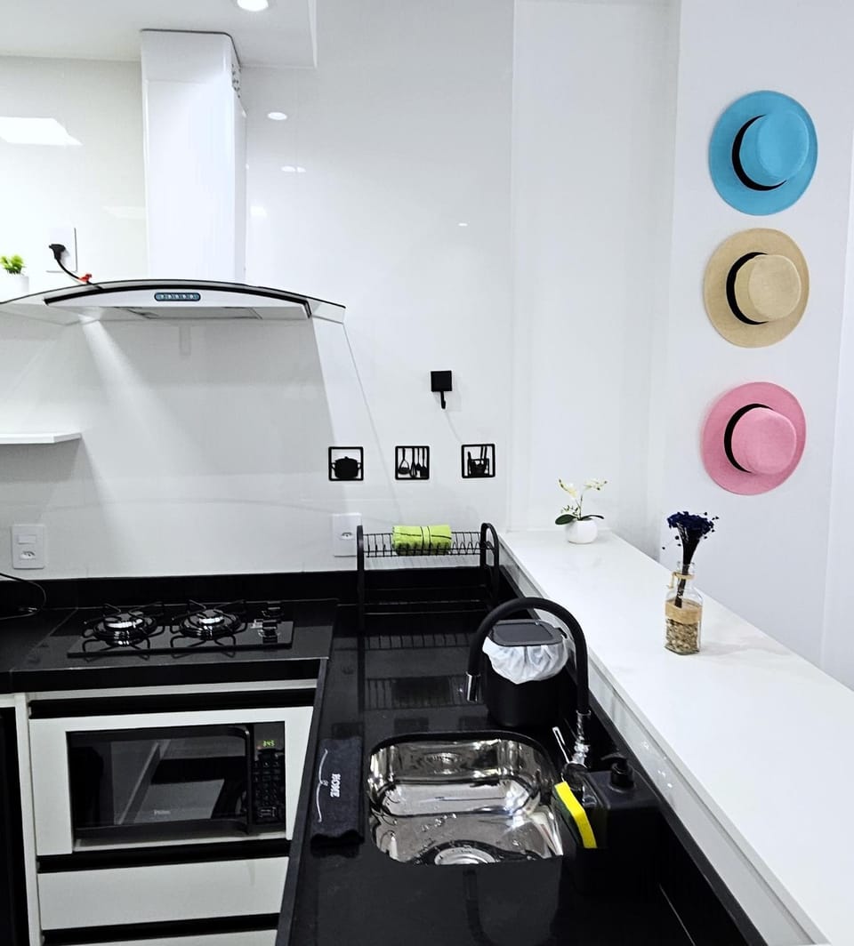 Kitchen or kitchenette, minibar, stove