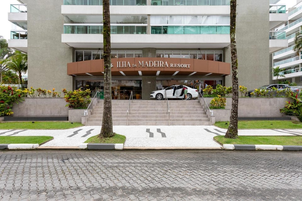 Facade/entrance, Day, Street view, Location