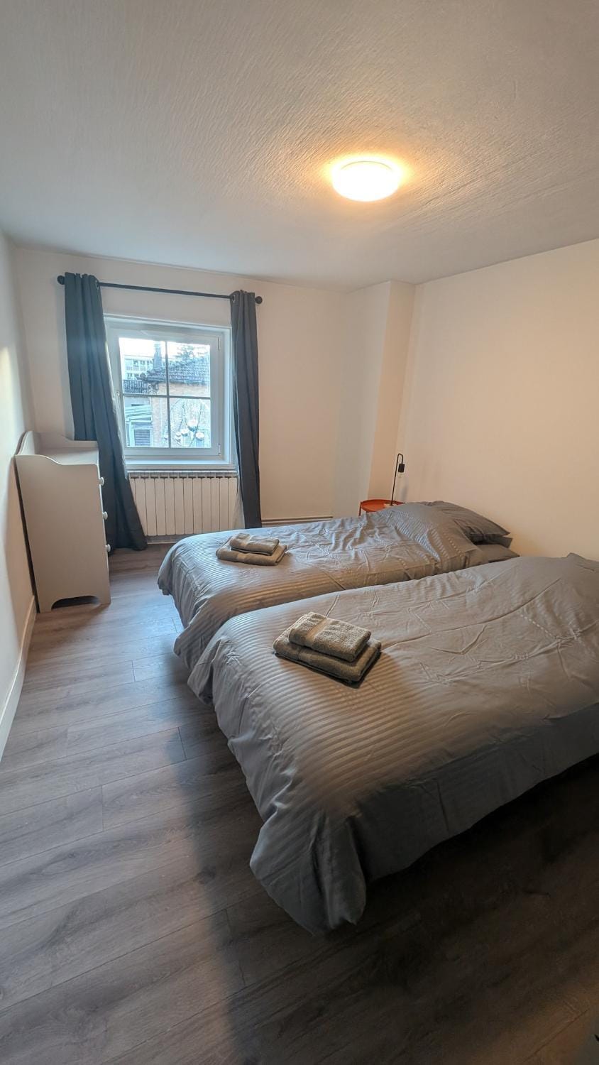 Bed, Bedroom, towels