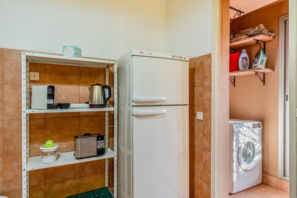 Coffee/tea facilities, Kitchen or kitchenette, oven, stove, toaster