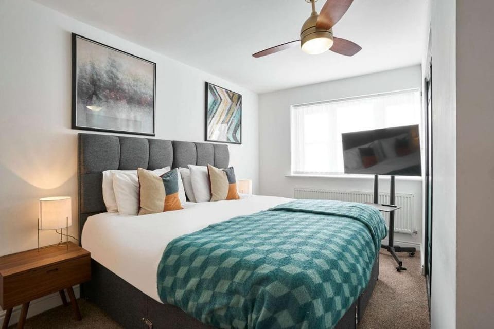 Bed, TV and multimedia, Bedroom