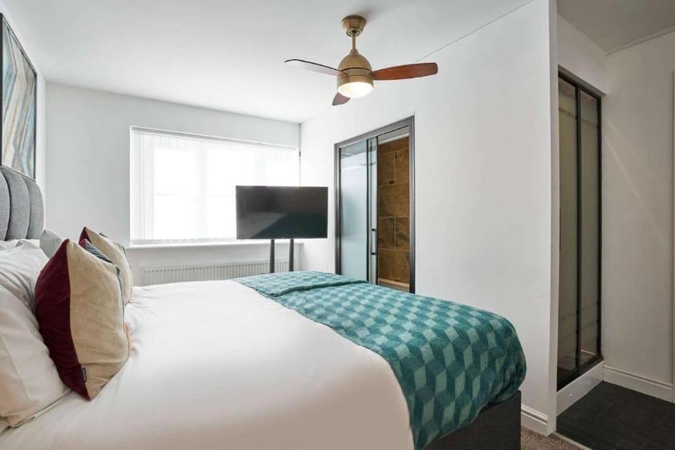Bed, TV and multimedia, Bedroom
