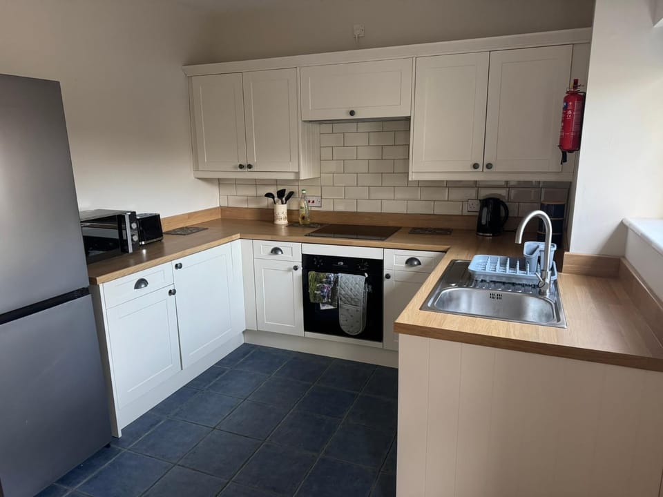 Coffee/tea facilities, Kitchen or kitchenette, dishwasher, oven, stove, toaster, washing machine