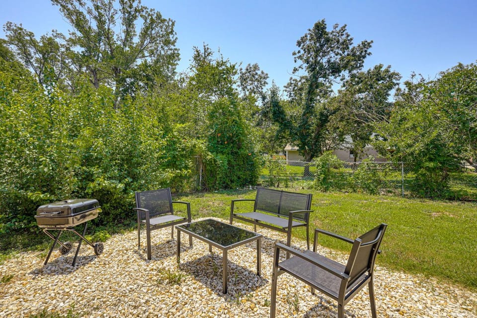 3 Mi to Dtwn Temple: Group-Ready Home w/ Yard House in Temple