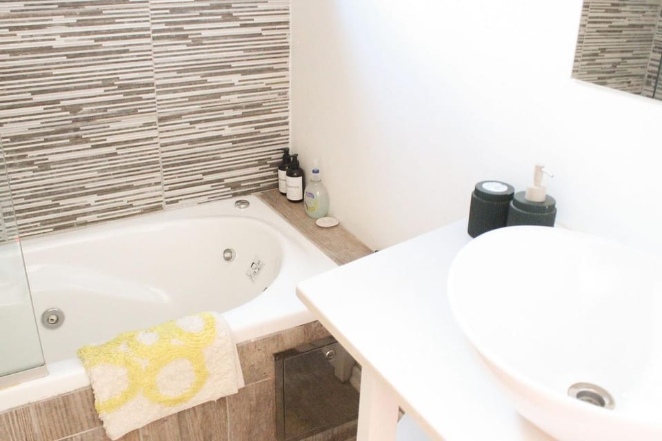 Toilet, Hot Tub