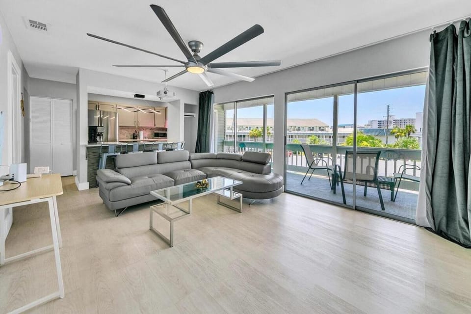 230 Stylish 1 Bedroom Condo 3 pools Apartment in Destin