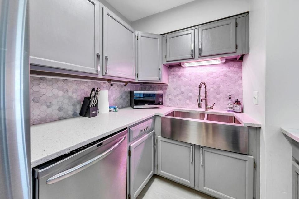 230 Stylish 1 Bedroom Condo 3 pools Apartment in Destin