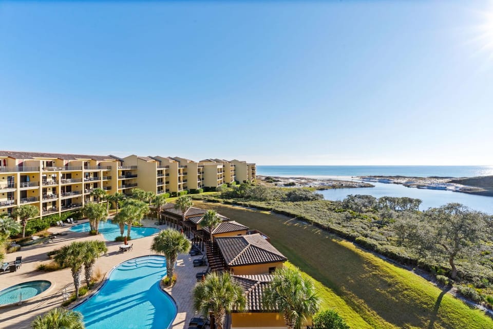 Property building, Day, Natural landscape, Bird's eye view, Garden, Swimming pool