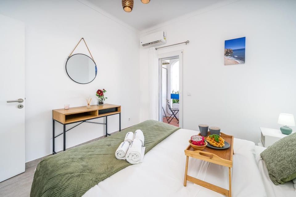 Bed, Bedroom, towels, air conditioner