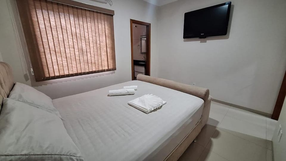Bed, TV and multimedia, Photo of the whole room, Bedroom, towels