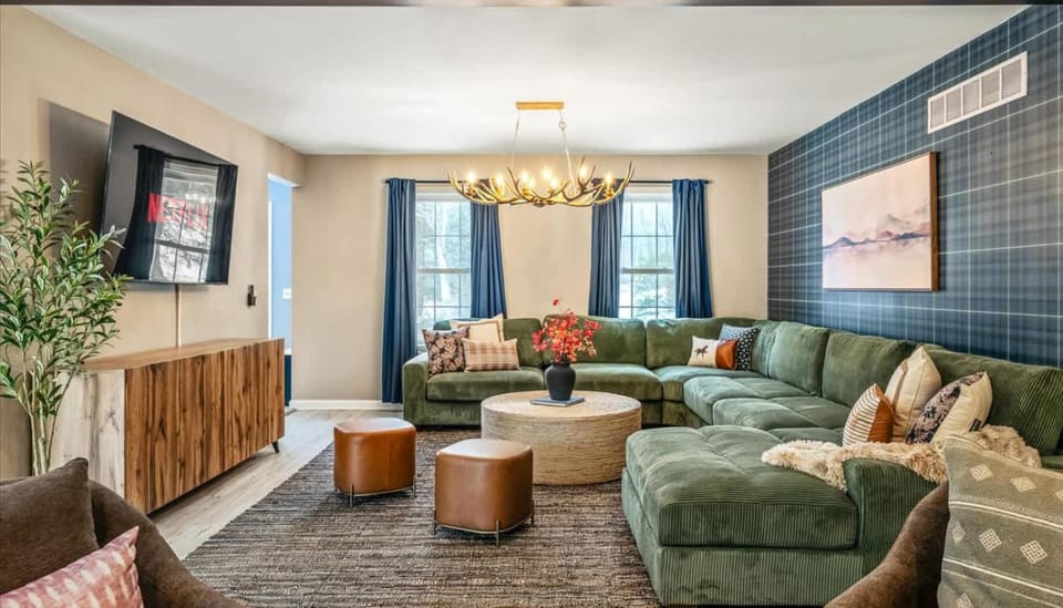 Epic Poconos Pad - Pool - Hot Tub - Gym - Golf Sim House in Middle Smithfield