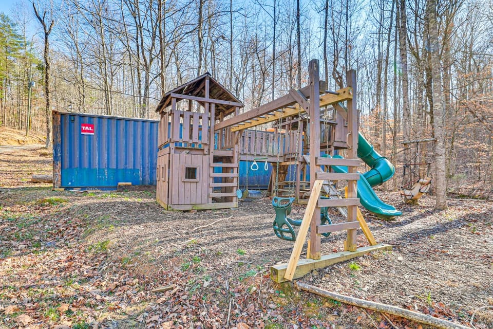 16 Mi to Lookout Mtn: Glamping Tent w/ Hot Tub House in Georgia