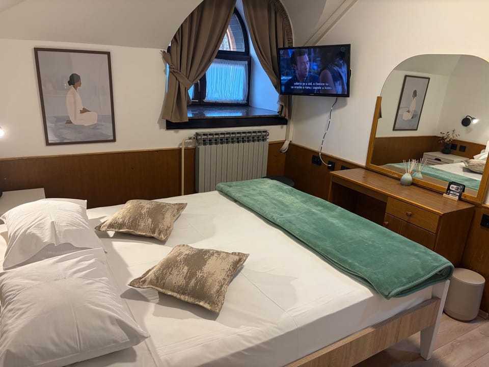 Bed, TV and multimedia, Bedroom