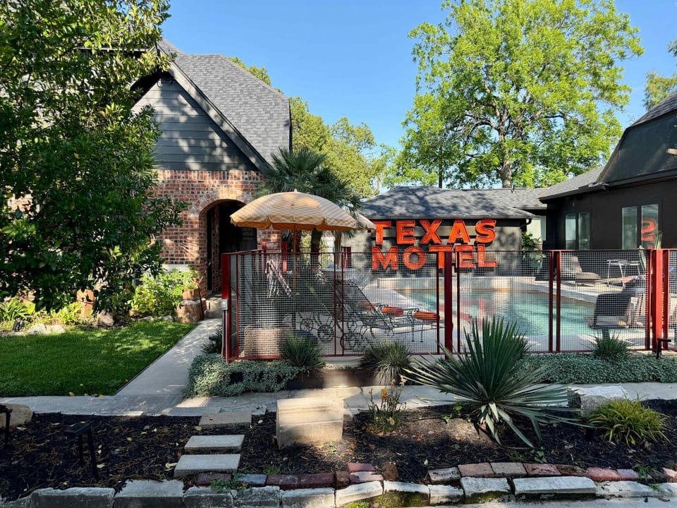 calla lily - relaxing haven with pool & hot tub at The Ponderosa Apartment in Harris County