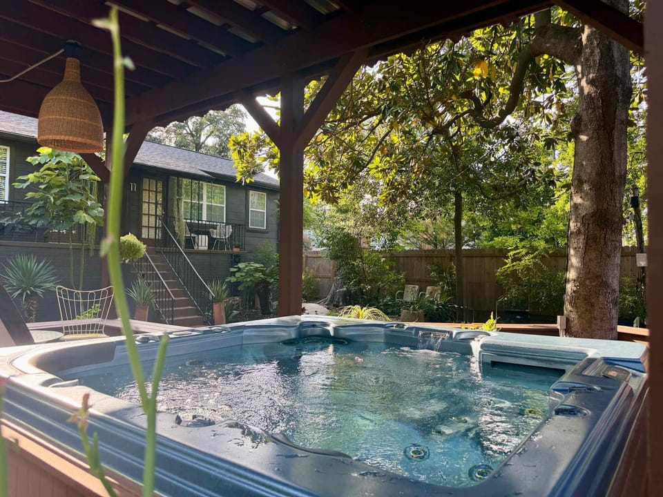 calla lily - relaxing haven with pool & hot tub at The Ponderosa Apartment in Harris County