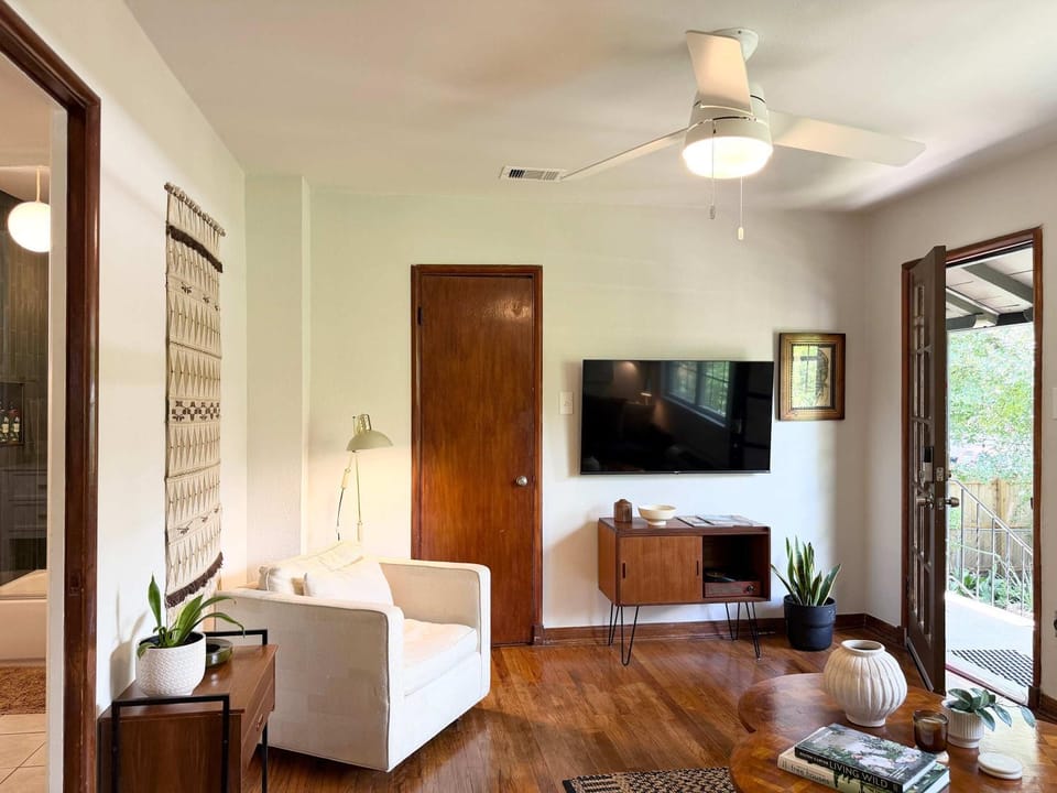 the hideaway - with pool & hot tub at The Ponderosa Apartment in Houston