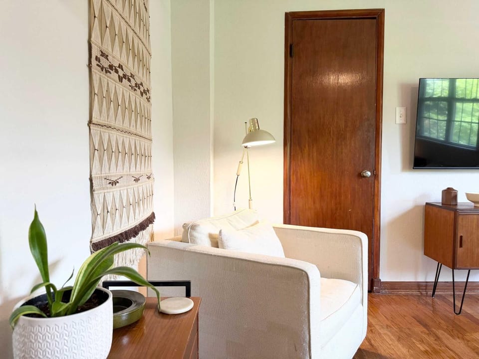 the hideaway - with pool & hot tub at The Ponderosa Apartment in Harris County