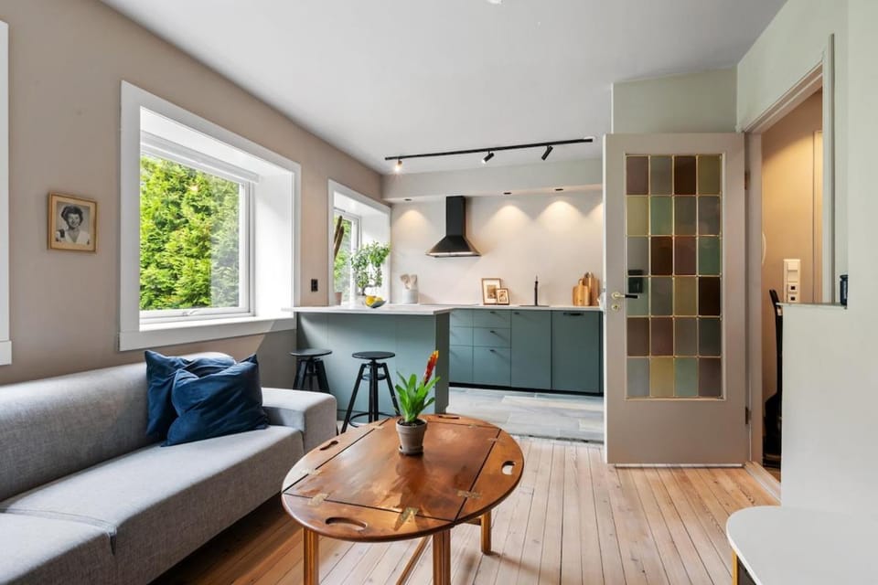 Kitchen or kitchenette, Living room, Seating area, Dining area