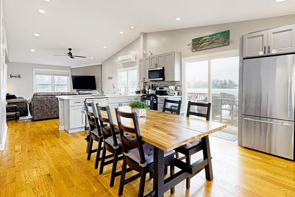 Waterfront Fun! Group Getaway on Lake Marie House in Illinois
