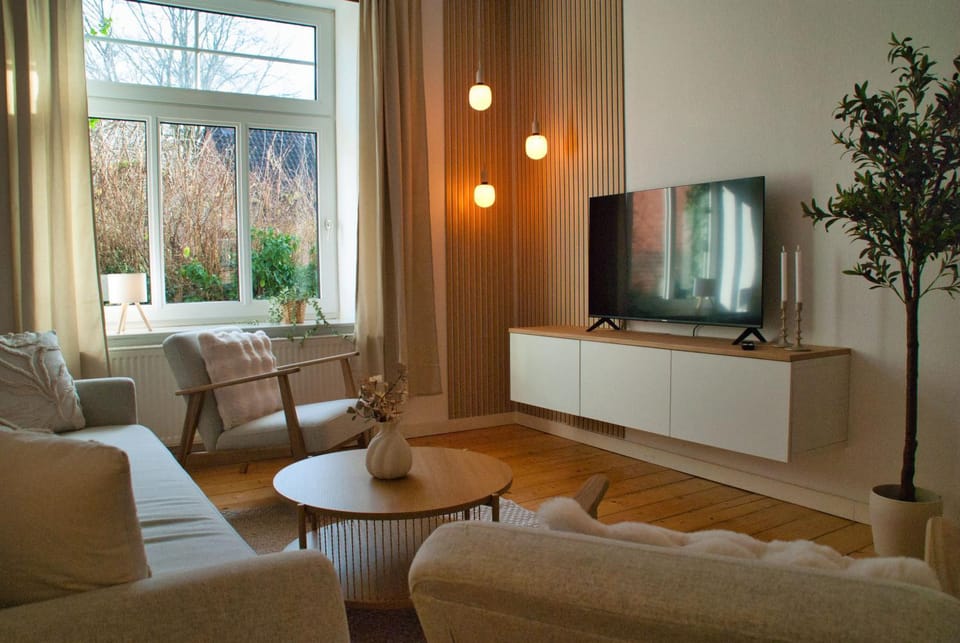 Communal lounge/ TV room, TV and multimedia, Living room, Seating area, Evening entertainment