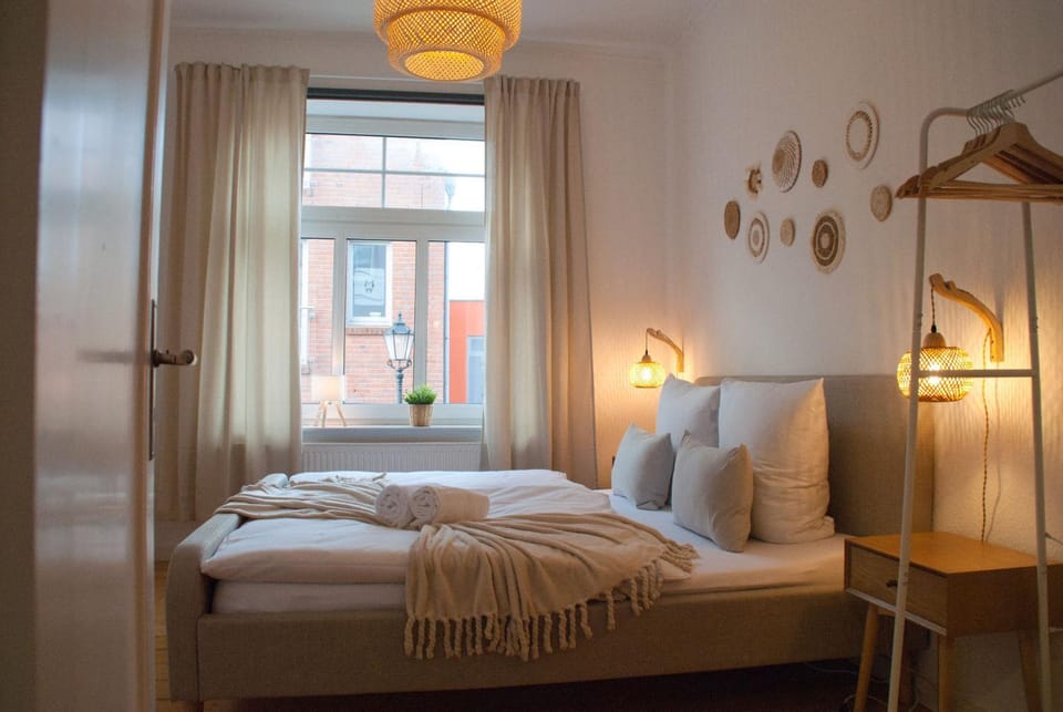 Photo of the whole room, Bedroom, wardrobe