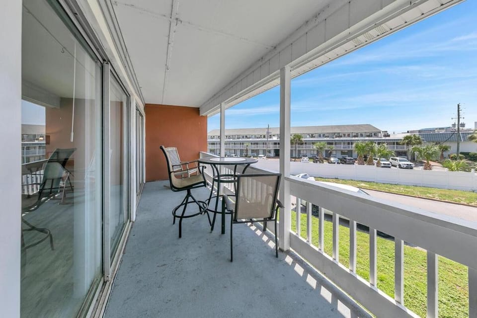 232 Great Deck View, 1 Mile to Beach Apartment in Destin