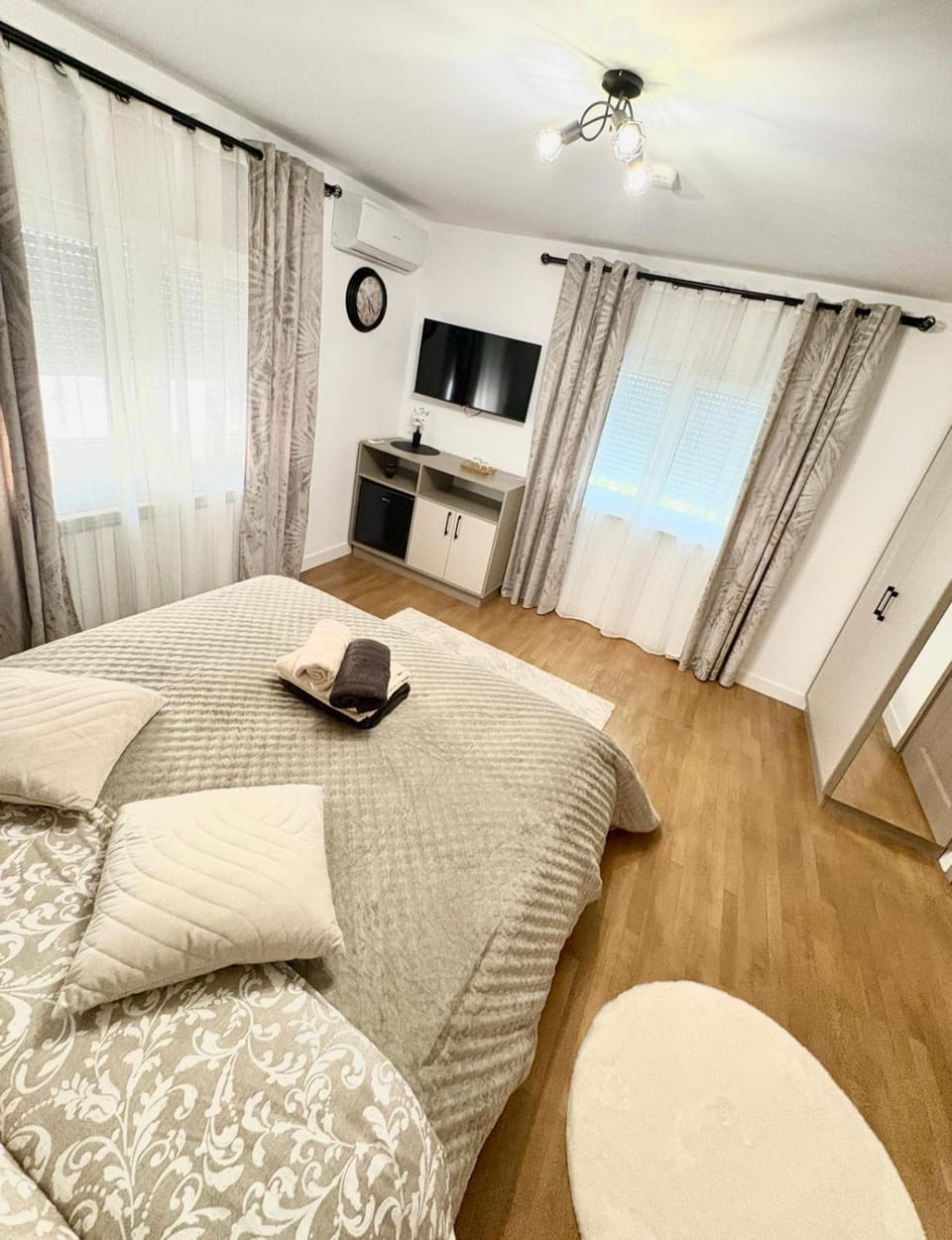 Cameră dublă cu baie privată externă Bed and Breakfast in Romania