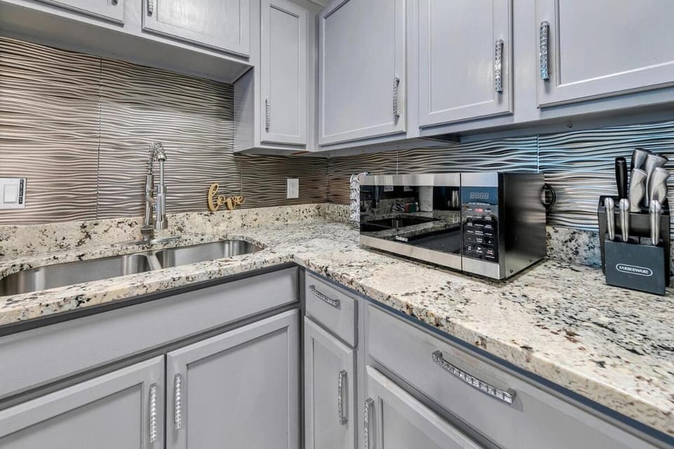 132 Short Drive to the Beach 3 Pools Grill Apartment in Destin