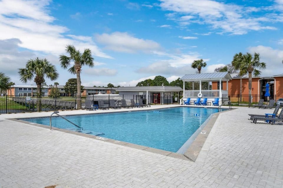 132 Short Drive to the Beach 3 Pools Grill Apartment in Destin