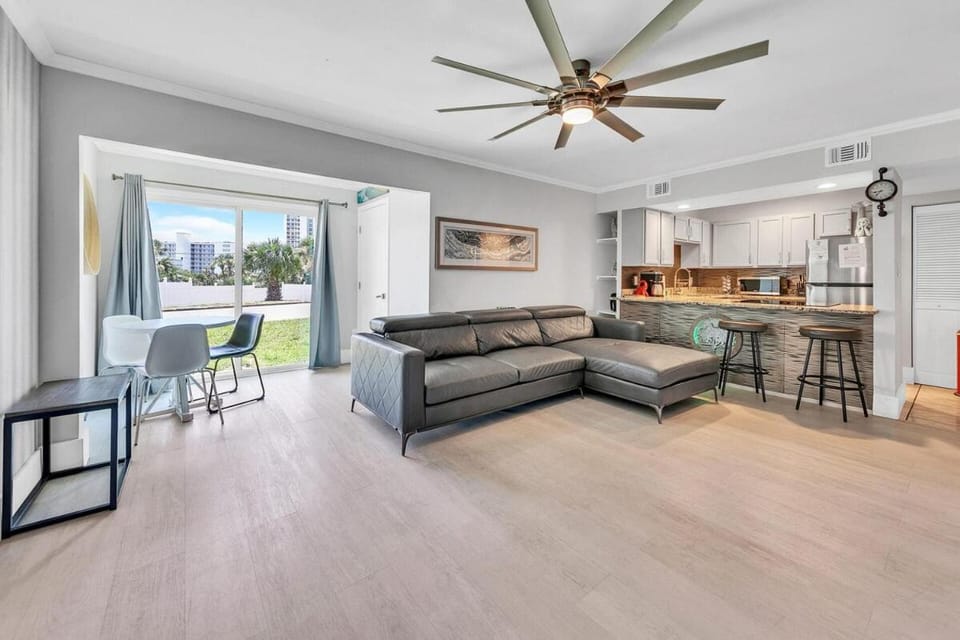 132 Short Drive to the Beach 3 Pools Grill Apartment in Destin