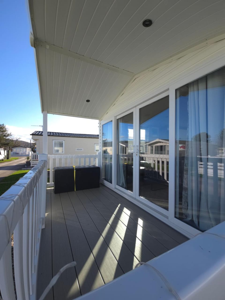 Property building, Day, Balcony/Terrace