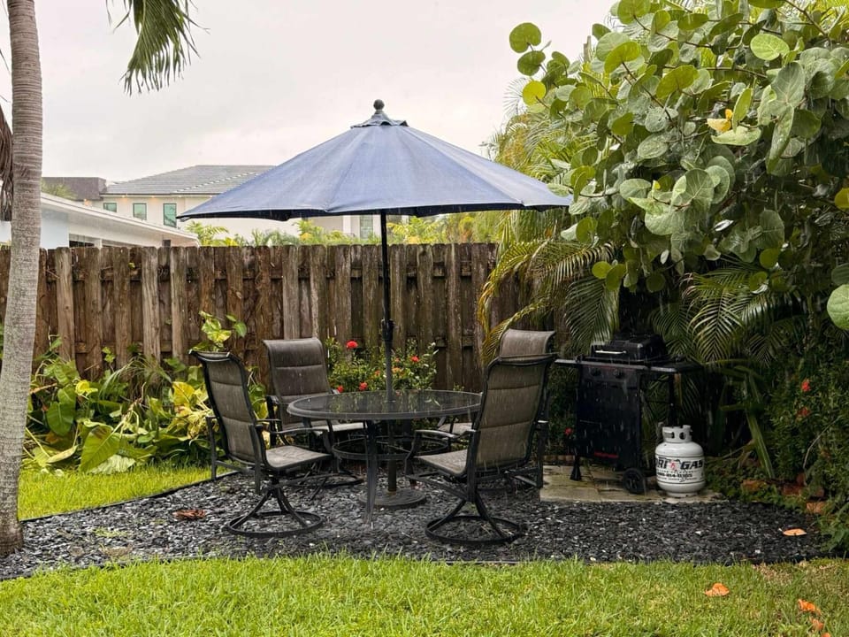 Delray Beach Hideaway Private 1BR w Patio BBQ Apartment in Delray Beach