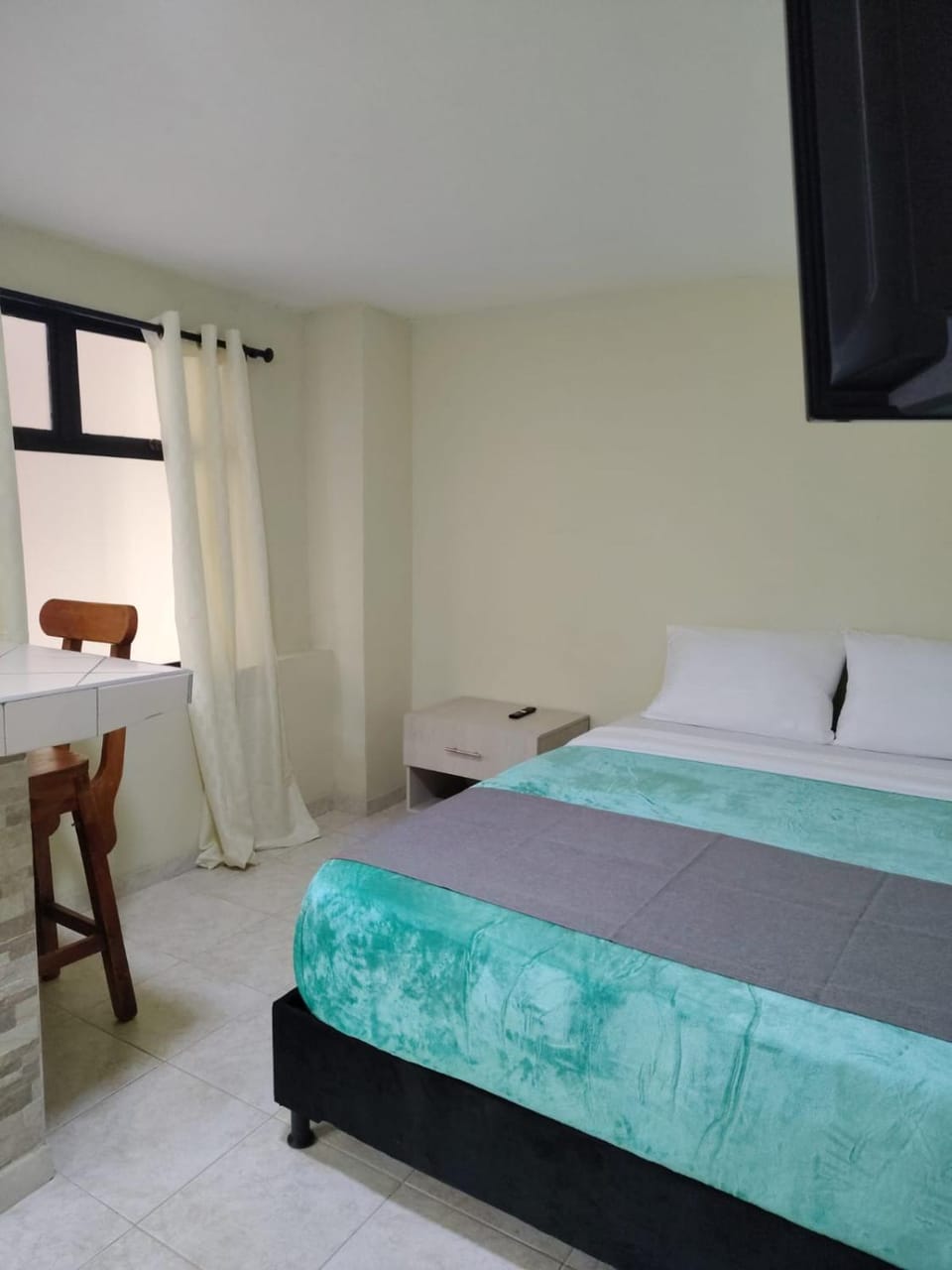 Bed, TV and multimedia, Photo of the whole room, Bedroom