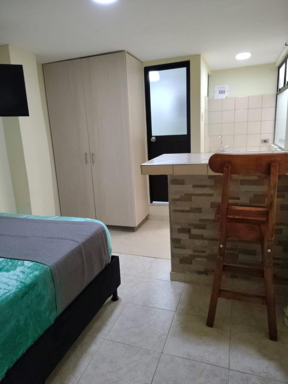 Bed, TV and multimedia, Kitchen or kitchenette, Photo of the whole room, Seating area, Bedroom, wardrobe