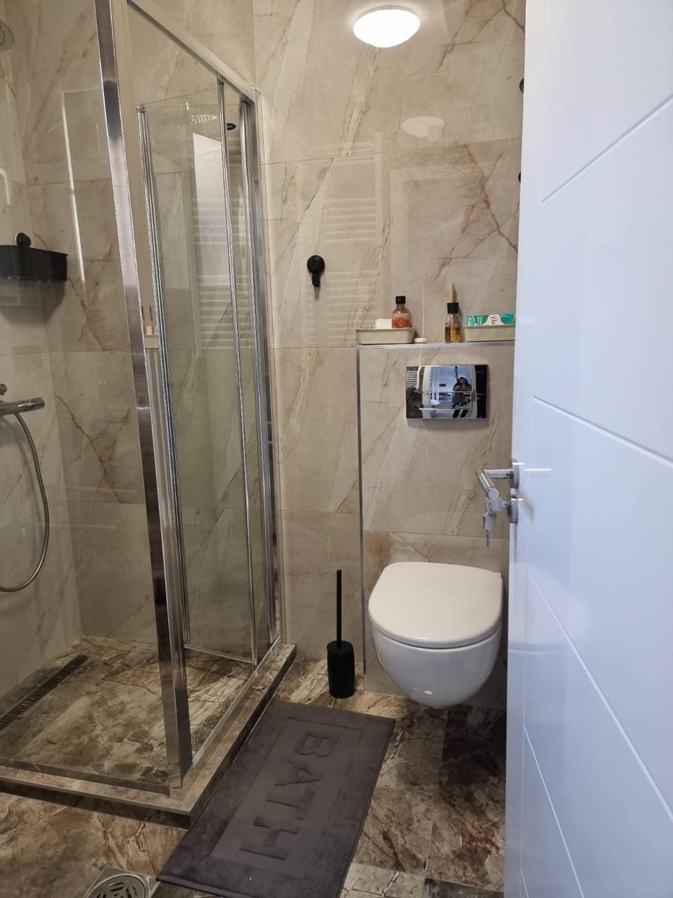 Shower, Toilet