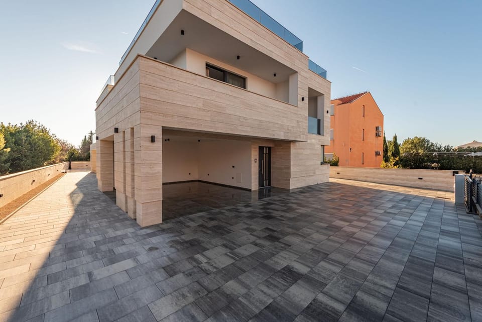 Property building, Facade/entrance