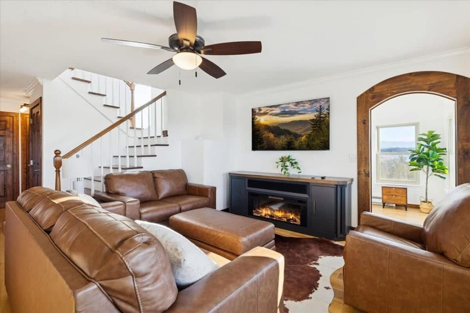 Lighthouse Lookout by Beyond Expectations - Hot Tub & Lake Views House in Douglas Lake