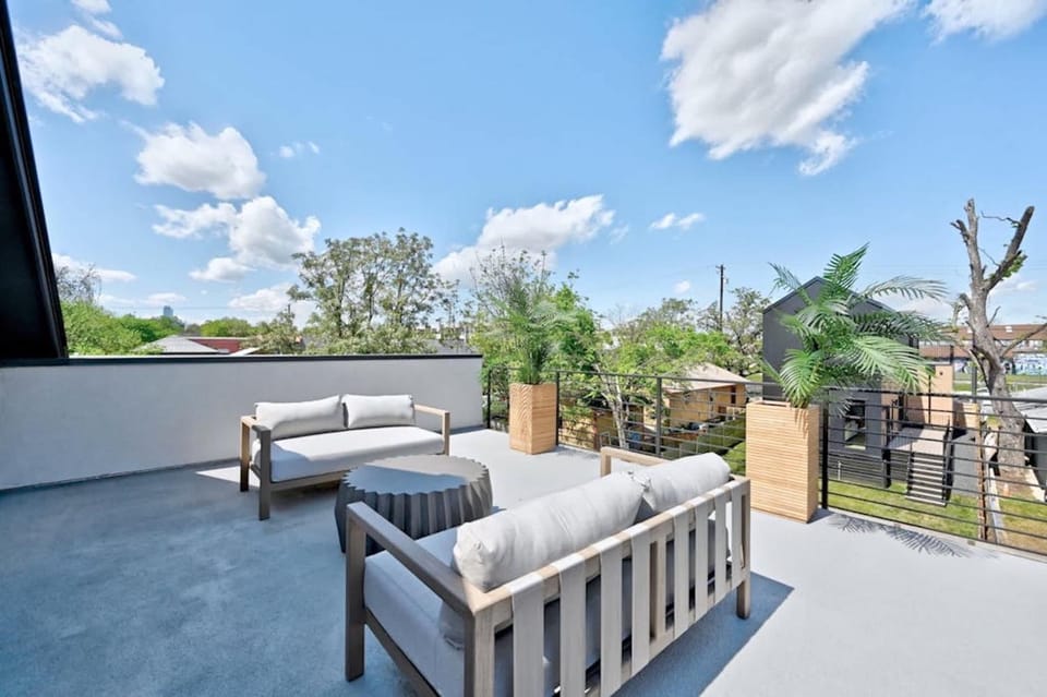 East Austin 5BR w Private Pool Rooftop & Views House in Austin